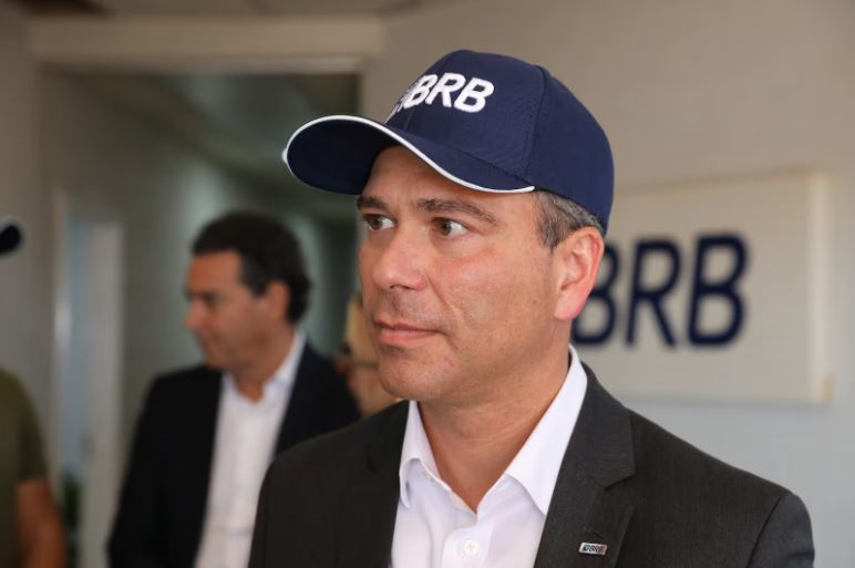 Presidente do BRB afastado volta ao Brasil e diz colaborar com investigações sobre o Master