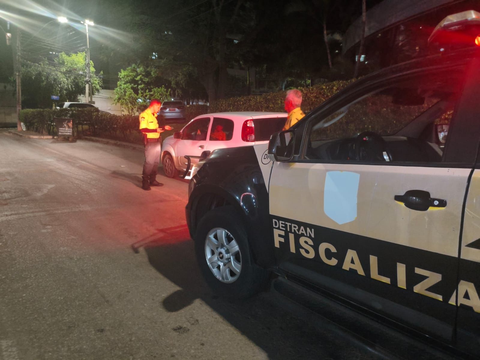 Fiscalização autua 46 condutores alcoolizados no fim de semana Agentes do Detran-DF também flagraram 25 motoristas dirigindo sem CNH