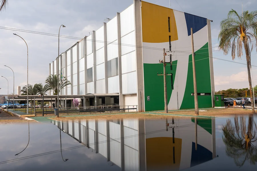 Pobre do trabalhador assalariado brasileiro, servidores da Terracap e Caesb com salários em torno de R$ 62,3 mil, poderão receber R$ 374 mil após deixarem seus cargos