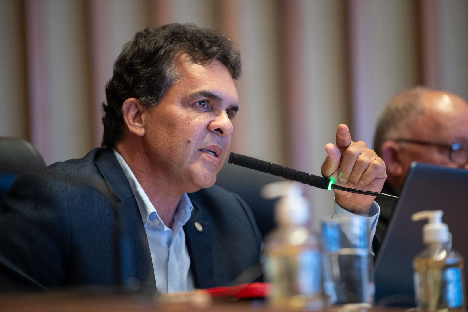 Deputado Ricardo Vale faz audiência pública sobre ocupação de boxes nas feiras do DF
