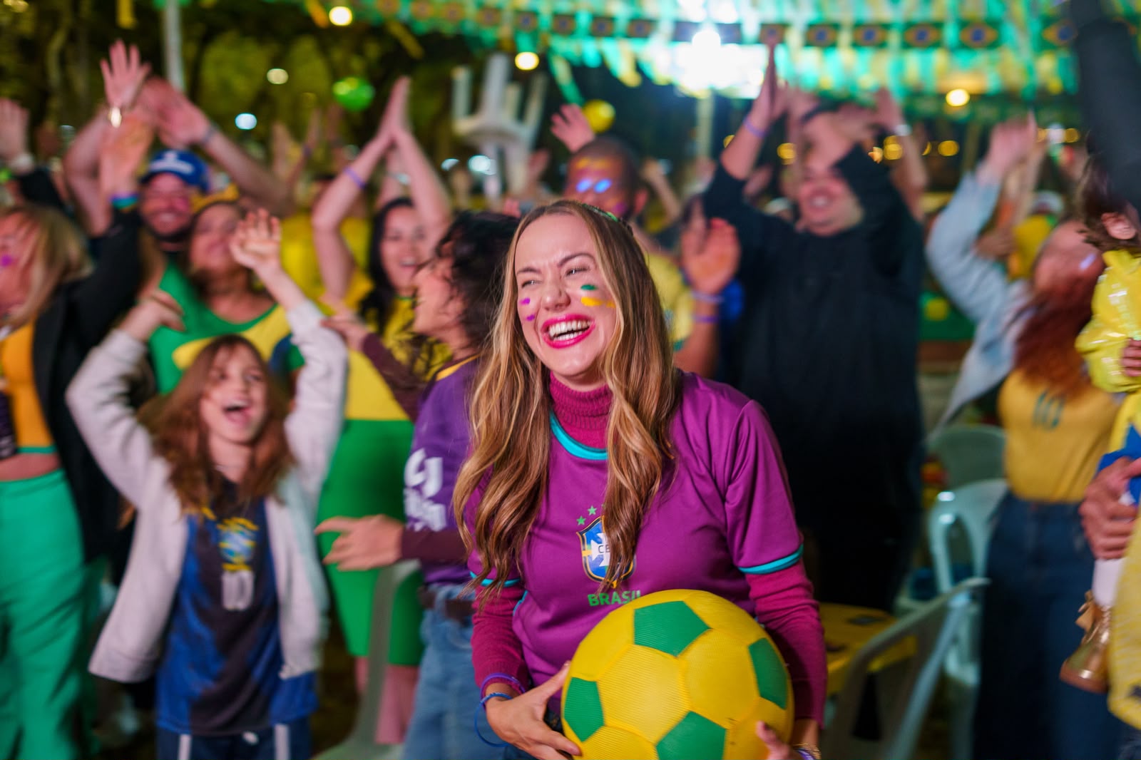 Renata Daguiar reúne 400 pessoas na estreia do Brasil na Copa