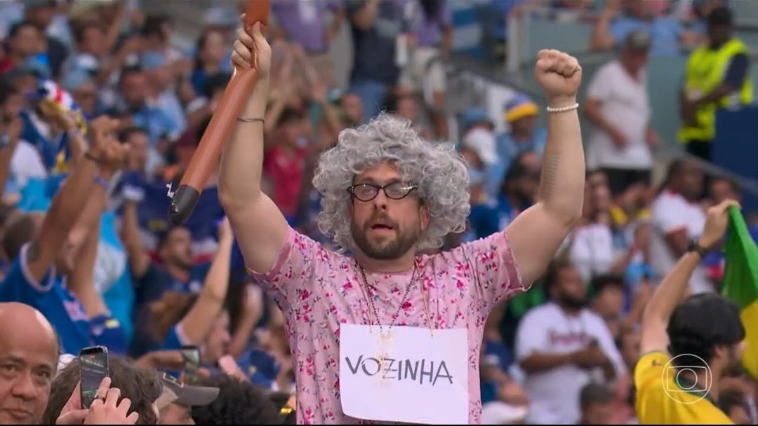 Maurício Meirelles homenageia goleiro Vozinha durante partida da Copa do Mundo