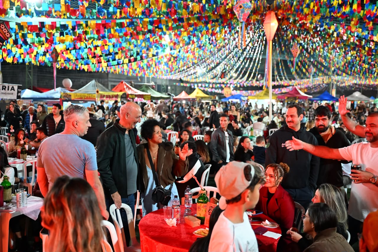 Ex-governador Arruda é ovacionado em festa junina do Mansões Entre Lagos e ouve apelos: "Volta, governador"