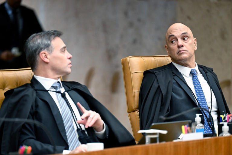 Moraes e Mendonça quase se agrediram; ministros aventaram possibilidade de sessão virtual