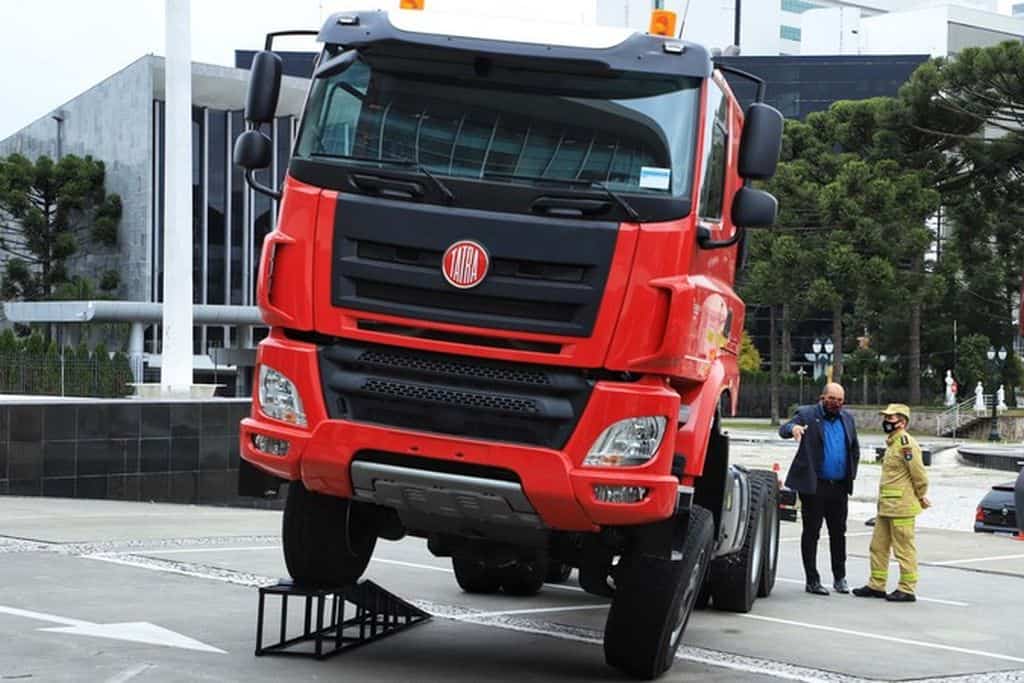 Tcheca Tatra mostra os caminhões que serão produzidos no Paraná 